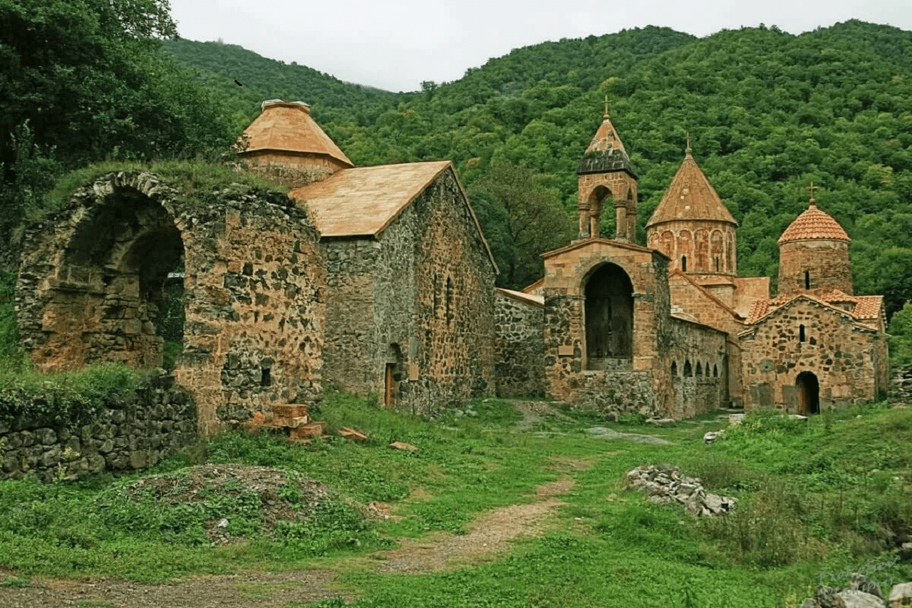 Что такое карабах. Нагорный Карабах Дадиванк. Монастырь Дадиванк Нагорный. Дадиванк монастырь Армения. Монастырь Дадиванк в Карабахе.